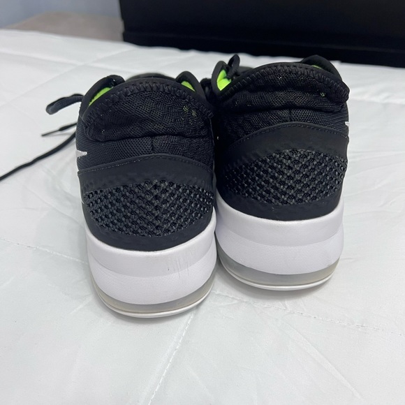 Nike - Picture 3 of 5